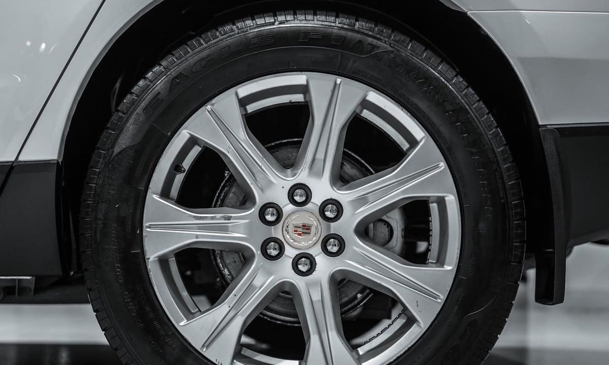 Ремонт пробитого колеса Cadillac