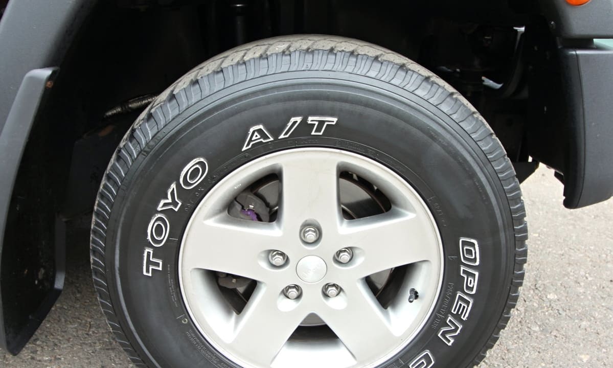 Ремонт пробитого колеса Jeep