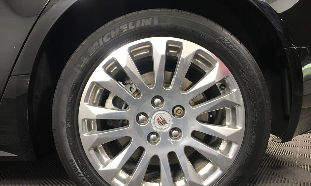 Замена колеса на автомобиле Cadillac