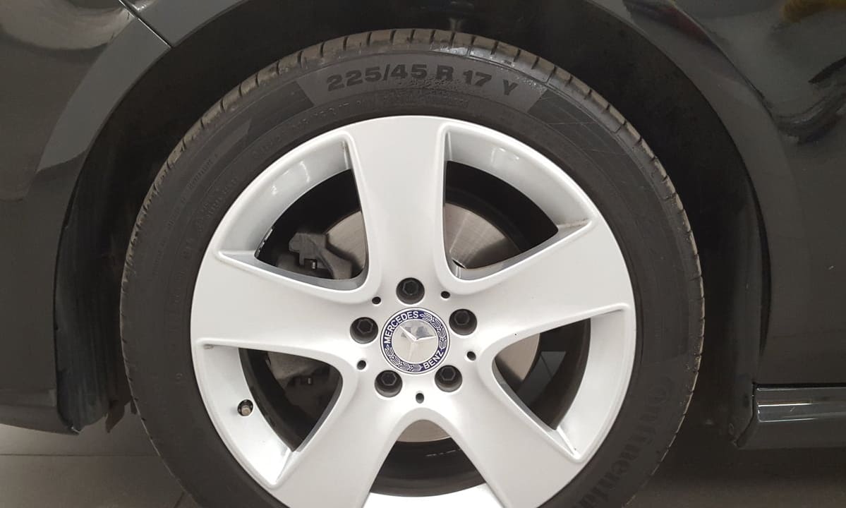 Замена колеса на автомобиле Mercedes