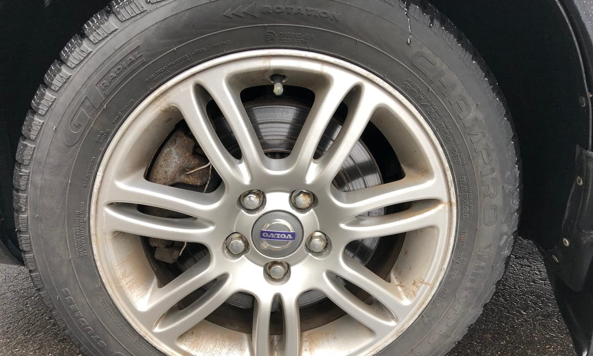 Замена колеса на автомобиле Volvo