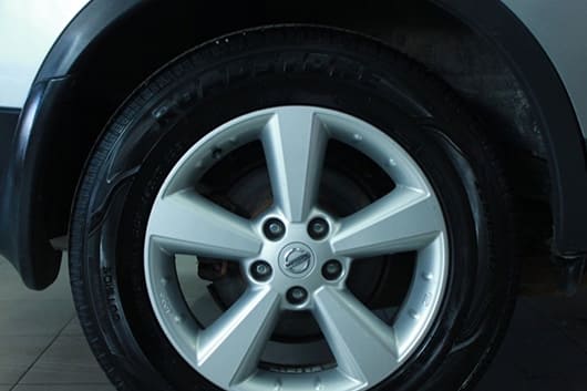 Снять секретку с колеса Nissan Primera