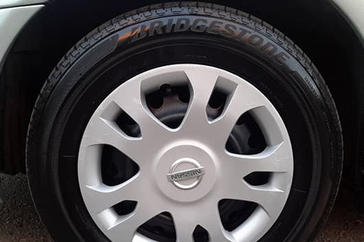 Снять секретку с колеса Nissan Serena